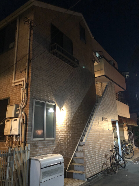 イルマーレ東向島1階 夜でもちゃんと照明があるので階段も安心です