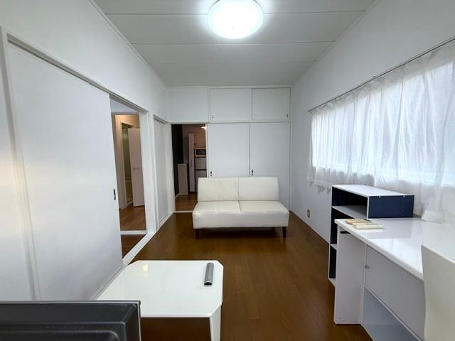 パレス井土ヶ谷205号室 家具付きのリビングです