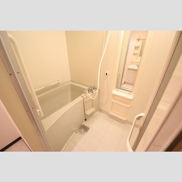 メゾン・リヴィエール301号室 浴室