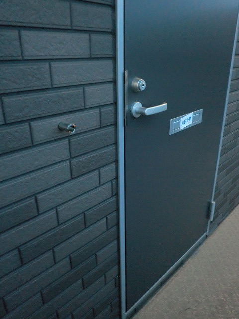 レオネクストセルクル105号室 玄関ドア横の玄関フックは、急な荷物掛けに便利です。