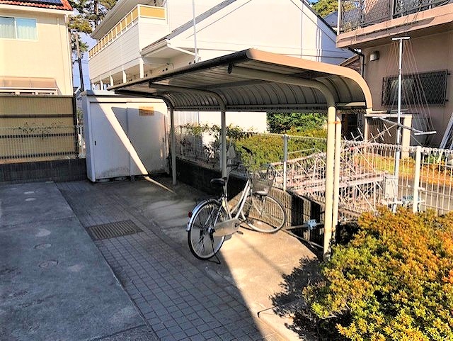 レオパレスパークセブン203号室 屋根付き駐輪場