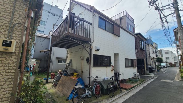 小松レジデンス101号室 道路まで出て振り返った風景。奥が対象の建物です