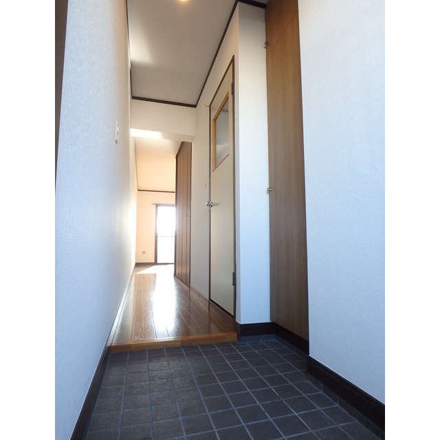 グリーンハイツ茅ヶ崎204号室 靴入れのある玄関→洋室方向