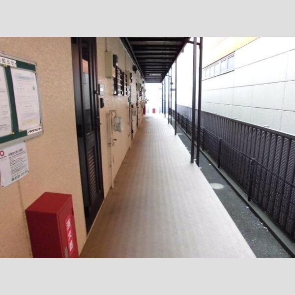 フライハイツラオム 共用廊下