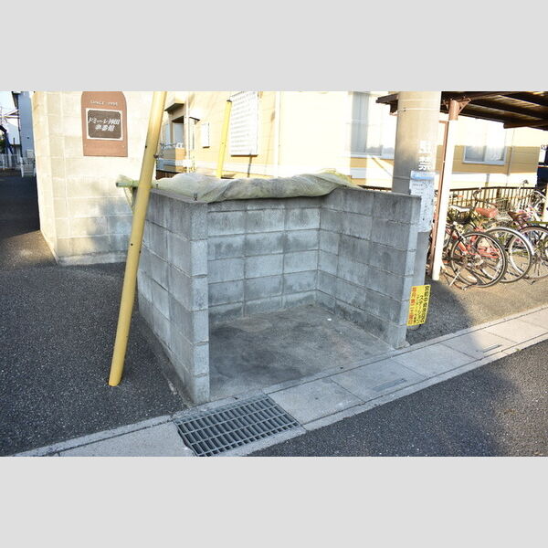 ドミール神田　参番館 敷地内ごみ置き場