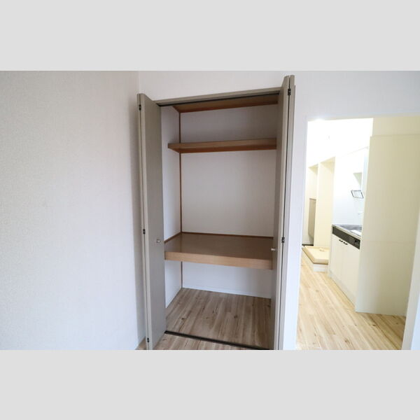 アローンヒルズ201号室 物入