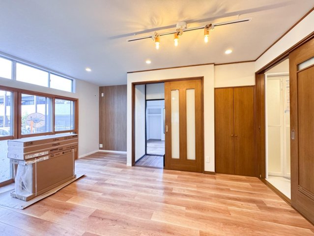 デザイナーズリノベ戸建て 明るい光が差し込み、流行りの薄いグレーの壁紙のLDK