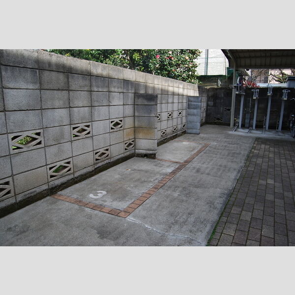 セジュールダックス バイク置き場