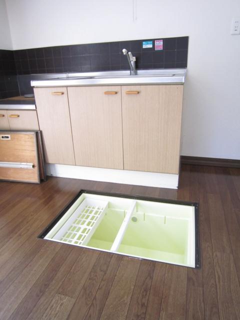 パイナリーハイツ0105号室 ダイニングには床下収納があります。