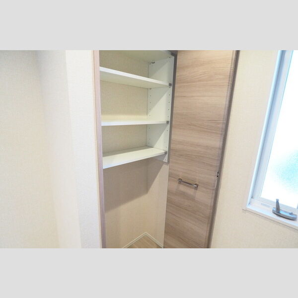 リヴェール港南101号室 物入れ