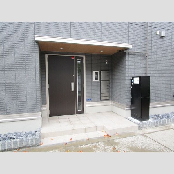 ハイ・ルポン301号室 オートロック付エントランス