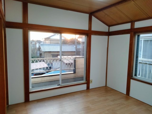 船橋市高野台2丁目戸建 ２面採光の2階南側の部屋です。バルコニーも日当たり良いです。