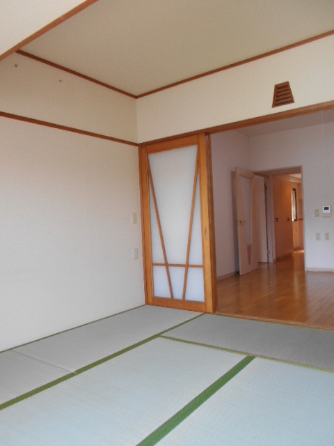 ラ・クラッセ西寺尾0311号室 ☆襖を空けるとより開放的な空間になります☆