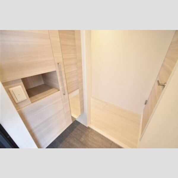 ロイヤルヒルズ303号室 玄関