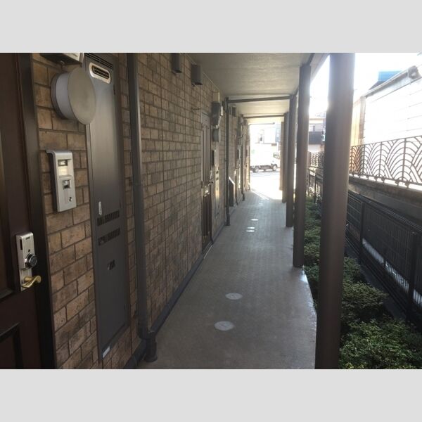 ロワジールⅢ 1階玄関前共用廊下