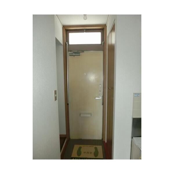 エステートピア・ルリ303号室 玄関