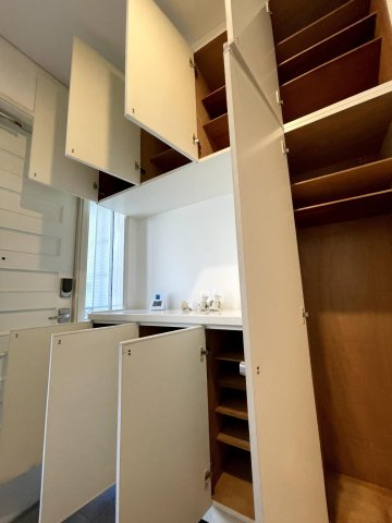 シェアハウス横浜根岸201号室 玄関靴入れ