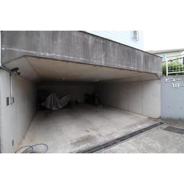 ビュー磯子101号室 駐車場