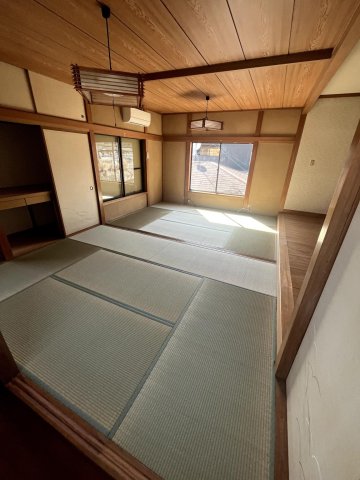 日向和田1丁目 2階は広々12畳でこちらも畳は新調しております。