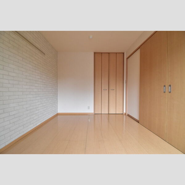 リビングタウン西寺方町211号室 バルコニー側洋室6帖