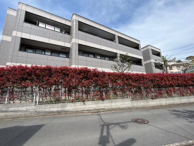 ルミナス成城301号室 外観写真（昼）