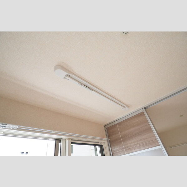 ロイヤルキング103号室 室内物干し