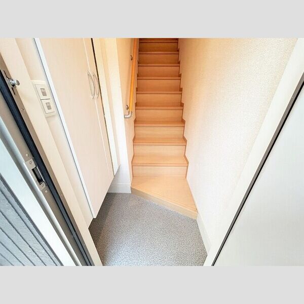 カルチェラタン201号室 玄関中