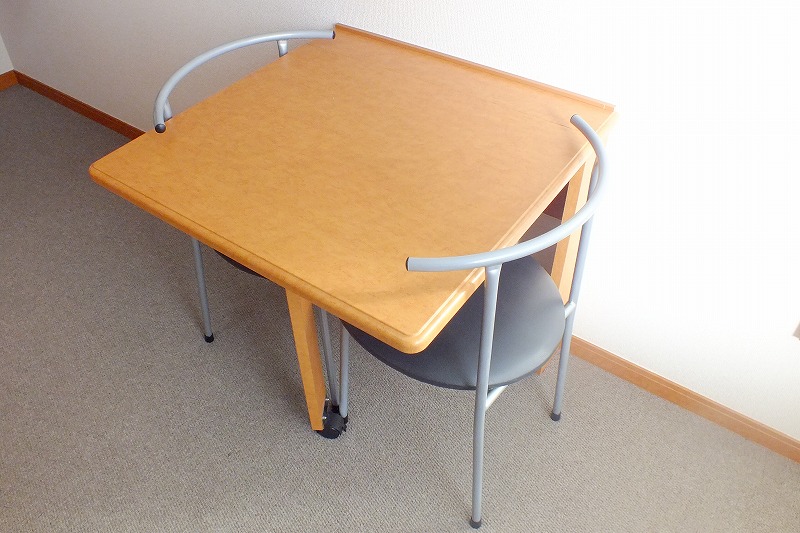 レオパレスｅｖｅｒｇｒｅｅｎ201号室 机と椅子