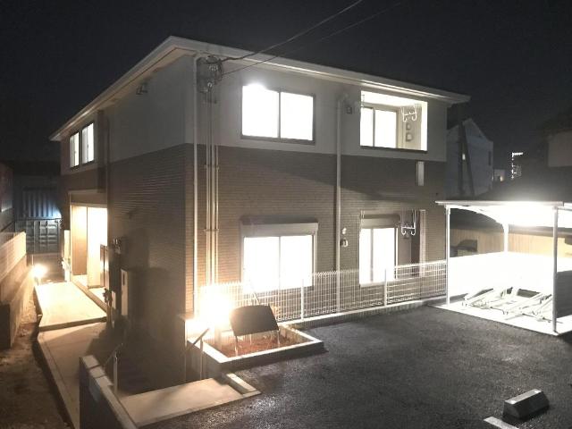 クリンティ 外観写真（夜）