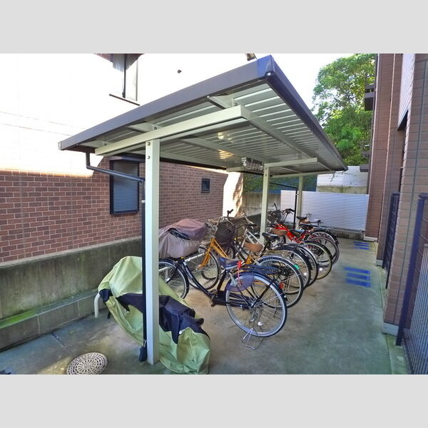ロイヤルクレッセント西登戸参番館 駐輪場