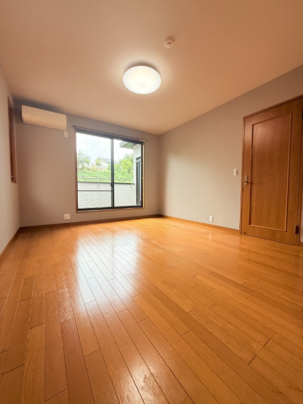 岡津町戸建て 9.8帖洋室