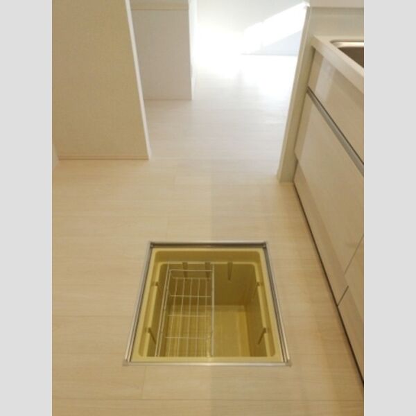 BLESS HOUSE柏西町　C102号室 床下収納