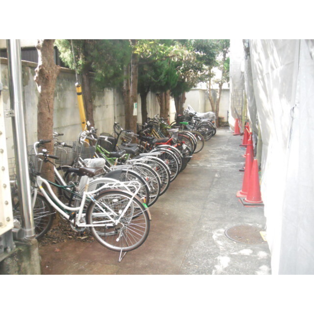 中野坂上ローヤルコーポ4階 駐輪場