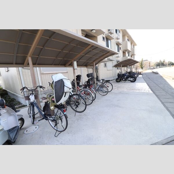 ヒルズガーデン102号室 駐輪場