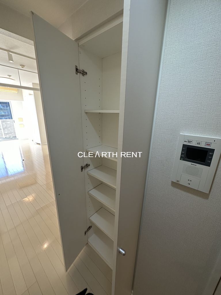 コンシェリア西新宿9階 収納もある玄関です