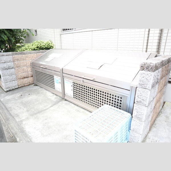 エルミタージュ・アン ゴミ置き場