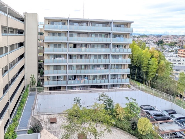 ザ・パークハウス上麻生119号室 1階バルコニー正面の車路