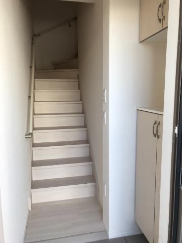 ナチュラルファースト206号室 階段