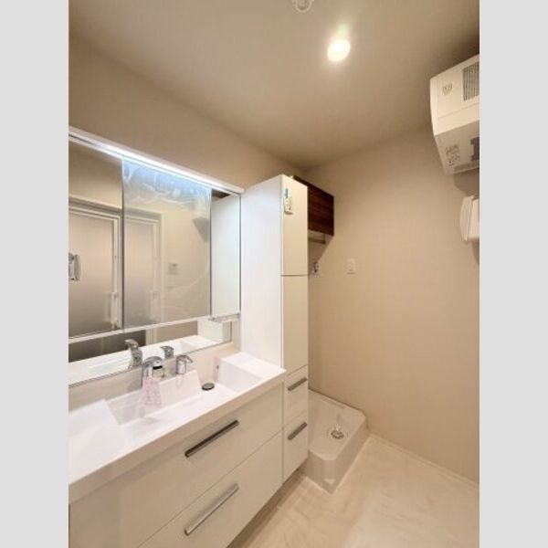 フレジア203号室 女子力向上にはシャンプードレッサーはマストアイテム♪洗濯機はもちろん室内!棚もあります♪