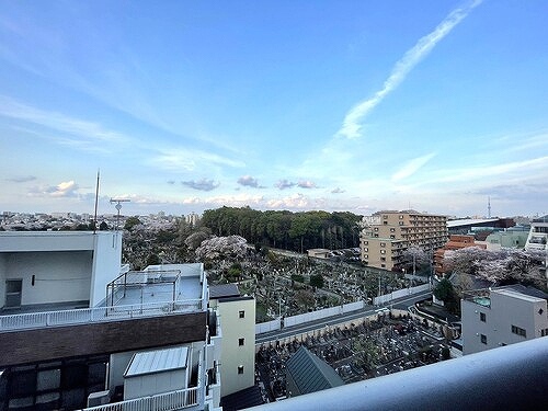 メインステージ巣鴨8階 バルコニーからの眺望、飛行機雲※前回募集時2023.3撮影