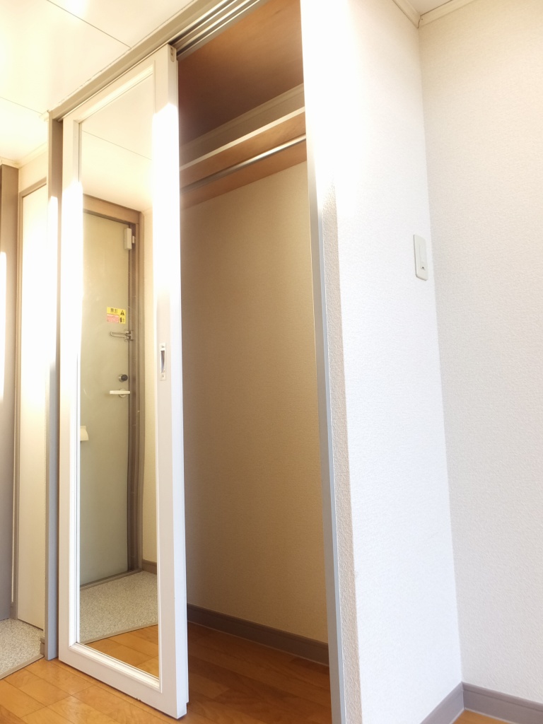 レオパレスＰａｔｉｏ クローゼット内にはポールが付いています。