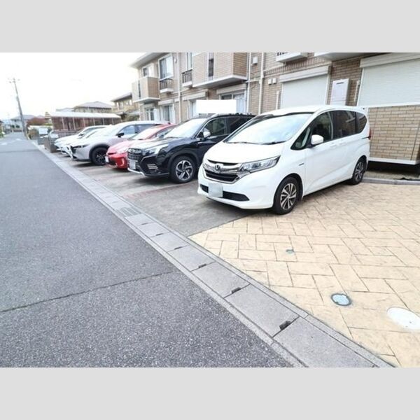 シャルマンおおたかの森 駐車場