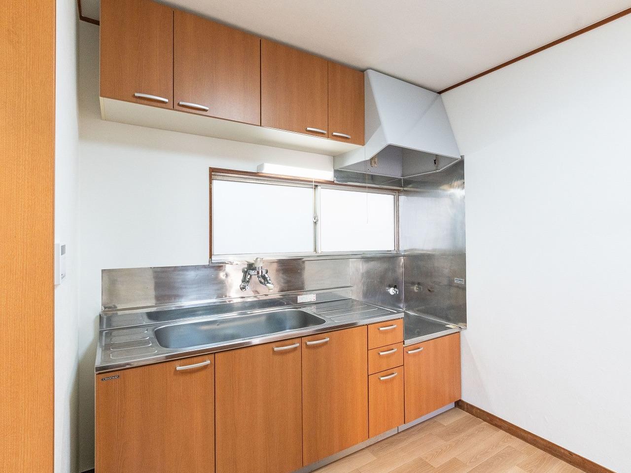 豊平町戸建 ガス給湯器新品。コンロはお好きに設置可能です。