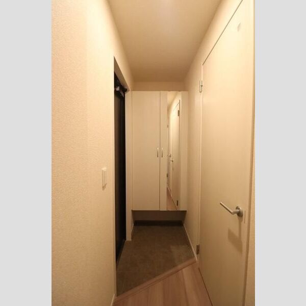 セジュール春日町2203号室 玄関に鏡付シューズBOX