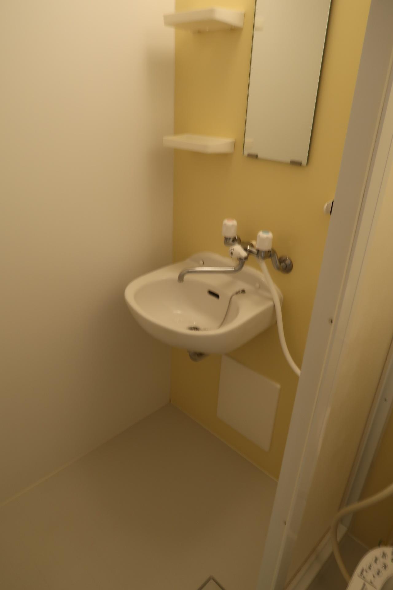 響橋テラス104号室 シャワーの脇には収納もついています。