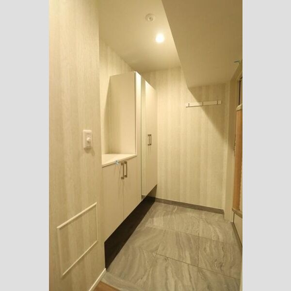 響409号室 玄関には鏡付トールタイプシューズBOX