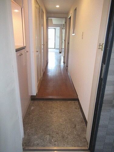 ライオンズヒルズ松戸 玄関　内装後　※2019年5月撮影