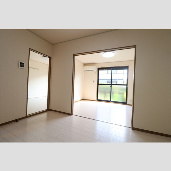 スクウェアガーデン　Ⅵ DKから洋室