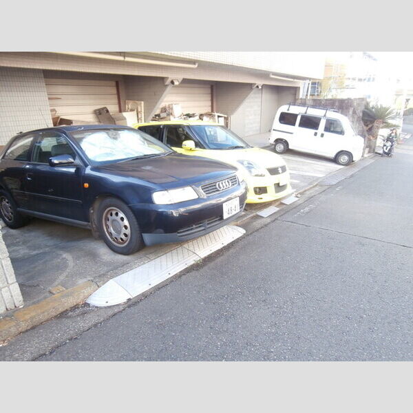 ロイヤルヒル 駐車場
