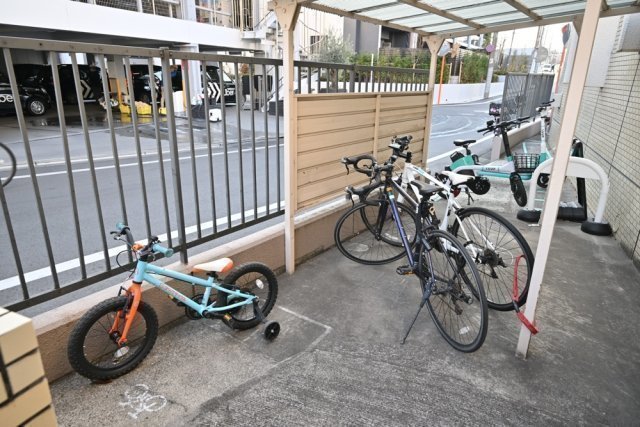 リシェル氷川台4階 駐輪場
